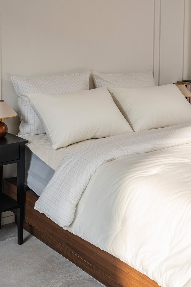 [인터네스트] 클래시 워싱 온도조절 사계 이불베개세트(Q)는 부드러운 촉감의 아이보리 컬러 침구세트입니다. 면과 폴리에스테르 혼방 소재로 제작되었으며, 스트라이프와 무지 패턴이 돋보입니다. 퀸(Q) 사이즈로 구성된 이불과 베개는 사계절 내내 사용 가능하며, 스마트 온도조절 기능으로 쾌적한 수면 환경을 제공합니다. 리버서블 디자인과 오벌 점프 퀼팅으로 디자인 완성도를 높였으며, 친환경, 블루사인, ZDHC, OEKO-TEX 인증을 받아 안심하고 사용할 수 있습니다. 호텔식과 클래식 스타일을 선호하는 분들께 추천하며, 프리미엄 와이드폭 원단과 무봉제 와이드폭 원단을 사용하여 고급스러움을 더했습니다.
