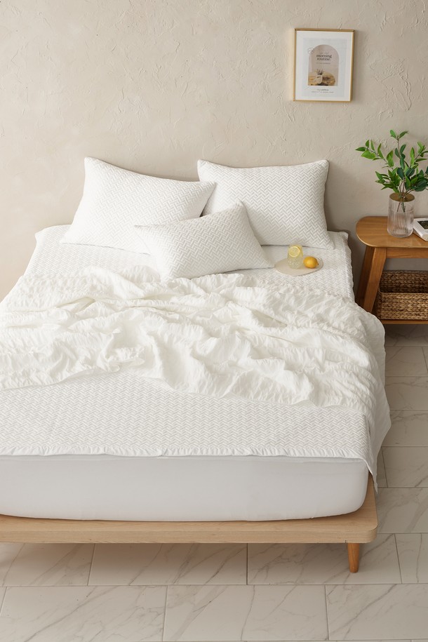 [인터네스트] 시원한 쿨 샤인 포르페 냉감패드(SS)는 화이트, 블루, 라이트 그레이, 라이트 그린의 다채로운 색상으로 출시되었으며, 부드러운 촉감의 폴리에틸렌과 폴리에스터 혼방 소재로 제작되어 편안한 사용감을 제공합니다. 자가드 패턴과 도톰한 두께감, 뛰어난 통기성을 자랑하며, 열 흡수 및 이동 기능과 Q-MAX 0.403의 높은 냉감 지수로 여름철 침구용으로 시원하게 사용 가능합니다. 고분자원사, 더블 실레진 편직 구조, 보풀 방지 및 미끄럼 방지 기능으로 내구성과 실용성을 높였으며, SS, Q, K 사이즈로 제공됩니다.
