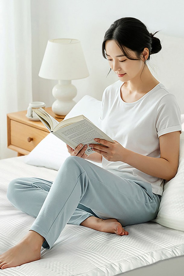 [인터네스트] 시원한 쿨 웨이비 여름 냉감패드(Q)는 여름철 시원하고 쾌적한 잠자리를 위한 필수 아이템입니다. 폴리에스테르와 폴리에틸렌 혼방의 얇고 통기성이 뛰어난 3중 구조로 제작되어 냉감, 흡습, 속건 기능을 제공하며, 퀼팅 & 스트라이프 패턴 디자인으로 시각적인 시원함까지 더했습니다. 슈퍼싱글, 퀸, 킹 사이즈로 출시되어 다양한 침대 사이즈에 적합하며, 미끄럼 방지 및 밴딩 처리로 사용 편의성을 높였고, Q-MAX 0.38 인증으로 시원함을 입증했습니다.
