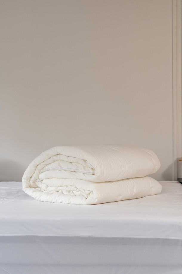 [인터네스트] 클래시 워싱 온도조절 사계차렵이불 (Q)은 부드러운 면과 폴리에스터 혼방 소재로 제작되어 사계절 내내 쾌적하게 사용할 수 있는 차렵이불입니다. 아이보리 컬러의 스트라이프 패턴이 적용되었으며, 퀸(Q) 사이즈와 슈퍼싱글(SS) 사이즈로 만나볼 수 있습니다. 스마트템프 가공과 워싱 가공을 거쳐 흡습, 통기 기능과 온도 조절 기능을 갖춰 쾌적한 잠자리를 제공합니다. 리버시블 디자인과 타원 점프 퀼팅, 이음선 없는 광폭 디자인으로 고급스러움을 더했으며, 베개커버, 차렵이불, 패드 구성으로 실용성을 높였습니다. 양면 사용이 가능하여 다양한 분위기로 연출할 수 있습니다.
