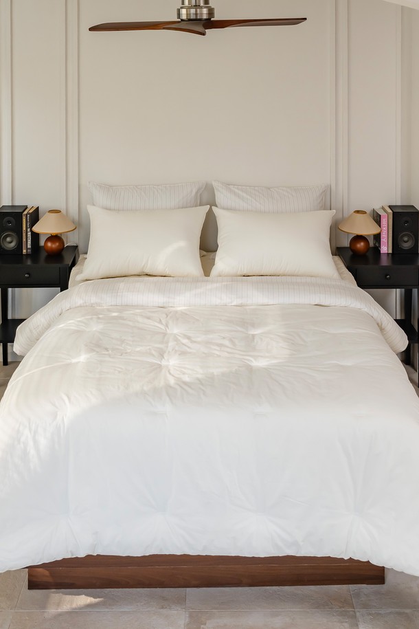 [인터네스트] 클래시 워싱 온도조절 사계차렵이불 (Q)은 부드러운 면과 폴리에스터 혼방 소재로 제작되어 사계절 내내 쾌적하게 사용할 수 있는 차렵이불입니다. 아이보리 컬러의 스트라이프 패턴이 적용되었으며, 퀸(Q) 사이즈와 슈퍼싱글(SS) 사이즈로 만나볼 수 있습니다. 스마트템프 가공과 워싱 가공을 거쳐 흡습, 통기 기능과 온도 조절 기능을 갖춰 쾌적한 잠자리를 제공합니다. 리버시블 디자인과 타원 점프 퀼팅, 이음선 없는 광폭 디자인으로 고급스러움을 더했으며, 베개커버, 차렵이불, 패드 구성으로 실용성을 높였습니다. 양면 사용이 가능하여 다양한 분위기로 연출할 수 있습니다.
