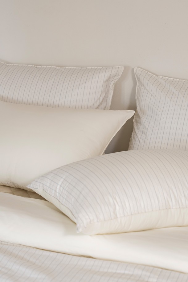 [인터네스트] 클래시 워싱 온도조절 사계차렵이불 (SS)은 부드러운 촉감과 섬세한 디자인이 돋보이는 이불입니다. 아이보리 색상의 무지 및 스트라이프 패턴 양면 디자인으로, 호텔식 디자인과 와이드 원단, 오벌 점프 퀼팅으로 고급스러움을 더했습니다. 면과 폴리에스테르 혼방의 주요 소재로 제작되어 흡습, 통기, 온도조절, 수분 조절 기능은 물론, 친환경 옥수수 섬유 충전재를 사용하여 사계절 내내 쾌적하게 사용할 수 있습니다. 심플한 솔리드 패턴과 세련된 스트라이프 패턴을 함께 사용하여 다양한 침실 분위기를 연출할 수 있으며, 스마트 온도 조절 기능으로 편안한 잠자리를 제공합니다.
