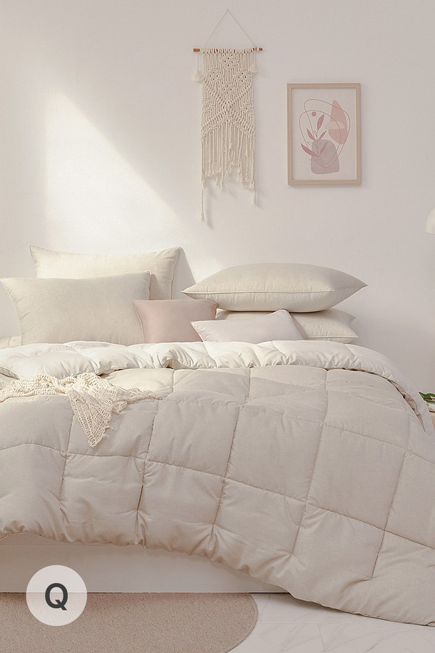 [인터네스트] 라이크 피치 사계차렵 이불베게세트(Q)는 부드러운 극세사 소재에 퀼팅 처리된 사계절용 이불 베개 세트입니다. 그레이, 베이지, 코랄, 그린, 네이비 등 5가지 컬러 옵션으로 제공되며, 중간 두께감으로 봄, 가을, 겨울까지 쾌적하게 사용 가능합니다. 항균, 통기성, 방진 기능을 갖춘 고밀도 원단에 피치스킨 가공을 더해 부드러운 촉감을 선사하며, 양면 사용이 가능한 리버서블 디자인으로 실용성을 높였습니다. 퀸(Q) 사이즈로 출시되어 편안한 잠자리를 제공하는 모던 캐주얼 스타일 침구 세트입니다.
