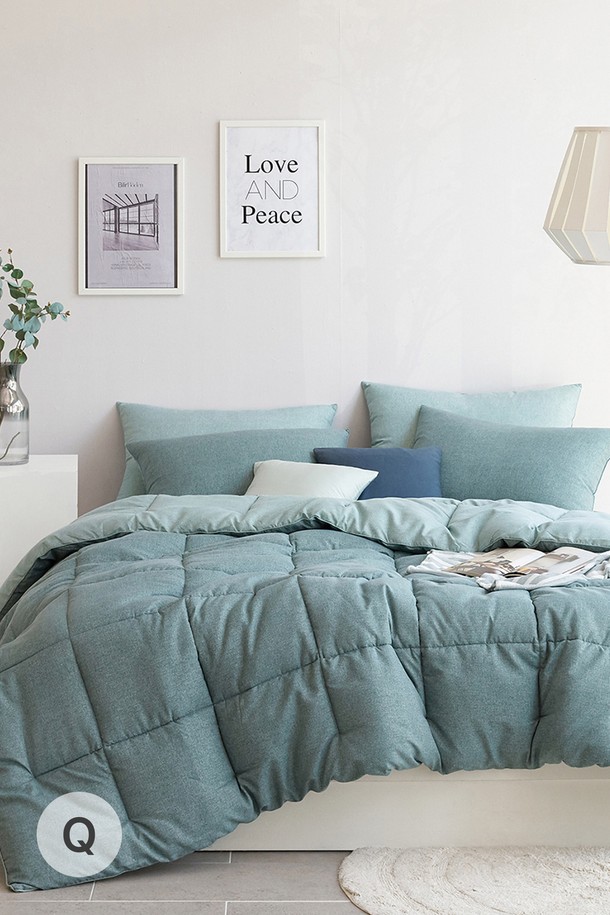 [인터네스트] 라이크 피치 사계차렵이불(Q)은 부드러운 촉감의 극세사 및 폴리에스테르 혼방 소재로 제작되어 사계절 내내 포근하게 사용할 수 있습니다. 그레이, 베이지, 코랄, 그린, 네이비 등 다양한 컬러 옵션으로 출시되었으며, 미니멀하고 베이직한 디자인으로 어떤 침실에도 잘 어울립니다. 항균 기능과 통기성을 갖춰 쾌적한 사용감을 제공하며, 가볍고 세탁 후 뭉침 없는 실용성이 돋보입니다. 양면 사용이 가능하고 사각 퀼팅 패턴으로 디자인되어 더욱 고급스러운 분위기를 연출합니다. 이불과 베개 커버로 구성된 세트 상품으로, 편리하게 침실 분위기를 연출할 수 있습니다.
