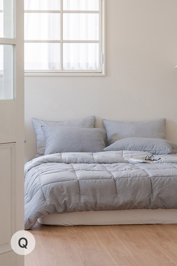 [인터네스트] 라이크 피치 사계차렵이불(Q)은 부드러운 촉감의 폴리에스터 소재로 제작되었으며, 그레이 베이지, 네이비 두 가지 색상으로 제공됩니다. 사각 퀼팅 무늬와 모던, 캐주얼 디자인으로 침실이나 일상에서 편안하게 사용할 수 있습니다. 사계절 내내 덮을 수 있는 중간 두께의 경량 이불로, 항균 기능과 먼지 방지, 고밀도 원단, 마이크로파이버 충전재를 사용하여 보온성과 통기성을 높였습니다. 리버서블 디자인으로 실용성을 더했으며, 퀸(Q) 사이즈로 만나볼 수 있습니다. 이불 1개와 함께 베개커버는 별도 판매합니다.
