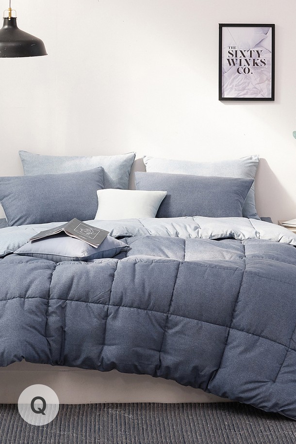 [인터네스트] 라이크 피치 사계차렵이불(Q)은 부드러운 촉감의 마이크로화이버와 폴리에스터 소재로 제작된 퀸(Q) 사이즈 차렵이불입니다. 모던하고 캐주얼한 스타일의 이불로, 사각 박스 킬팅 패턴과 양면 톤온톤 컬러 디자인이 특징입니다. 고밀도 세미피치, 극세사 원단으로 제작되어 보온성과 통기성을 동시에 갖춰 사계절 내내 사용 가능합니다. 위생적이며 양면 사용이 가능하여 실용성을 높였습니다. 이불 1장으로 구성되어 있습니다.
