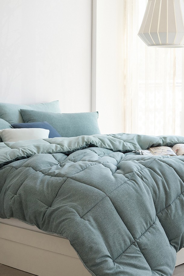 [인터네스트] 라이크 피치 사계차렵이불(Q)은 부드러운 촉감의 극세사 및 폴리에스테르 혼방 소재로 제작되어 사계절 내내 포근하게 사용할 수 있습니다. 그레이, 베이지, 코랄, 그린, 네이비 등 다양한 컬러 옵션으로 출시되었으며, 미니멀하고 베이직한 디자인으로 어떤 침실에도 잘 어울립니다. 항균 기능과 통기성을 갖춰 쾌적한 사용감을 제공하며, 가볍고 세탁 후 뭉침 없는 실용성이 돋보입니다. 양면 사용이 가능하고 사각 퀼팅 패턴으로 디자인되어 더욱 고급스러운 분위기를 연출합니다. 이불과 베개 커버로 구성된 세트 상품으로, 편리하게 침실 분위기를 연출할 수 있습니다.
