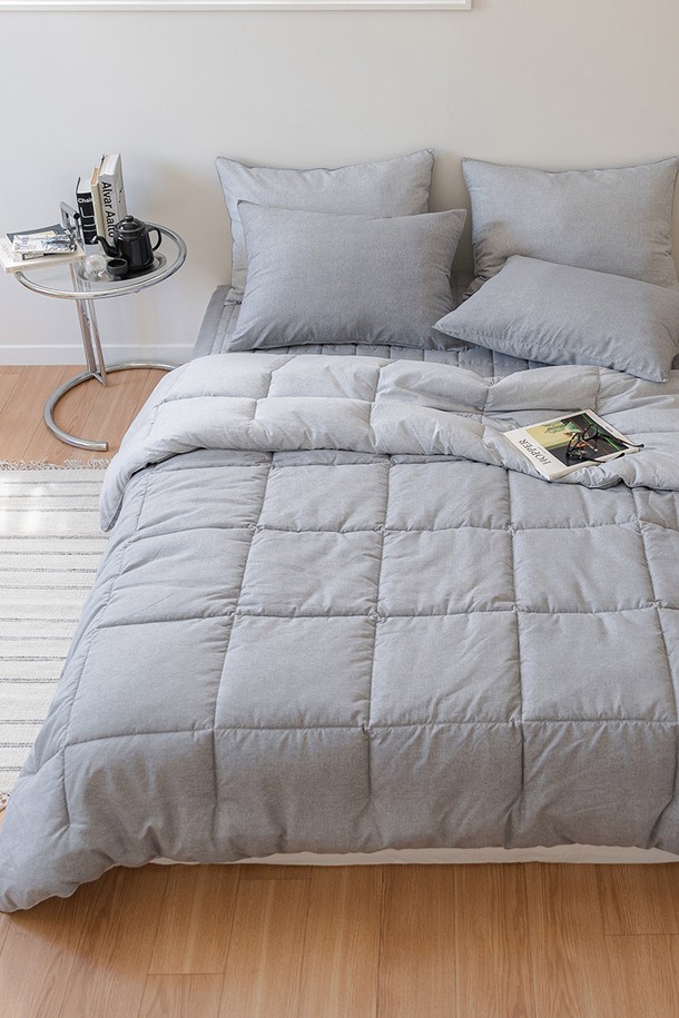 [인터네스트] 라이크 피치 사계차렵이불(Q)은 부드러운 촉감의 폴리에스터 소재로 제작되었으며, 그레이 베이지, 네이비 두 가지 색상으로 제공됩니다. 사각 퀼팅 무늬와 모던, 캐주얼 디자인으로 침실이나 일상에서 편안하게 사용할 수 있습니다. 사계절 내내 덮을 수 있는 중간 두께의 경량 이불로, 항균 기능과 먼지 방지, 고밀도 원단, 마이크로파이버 충전재를 사용하여 보온성과 통기성을 높였습니다. 리버서블 디자인으로 실용성을 더했으며, 퀸(Q) 사이즈로 만나볼 수 있습니다. 이불 1개와 함께 베개커버는 별도 판매합니다.
