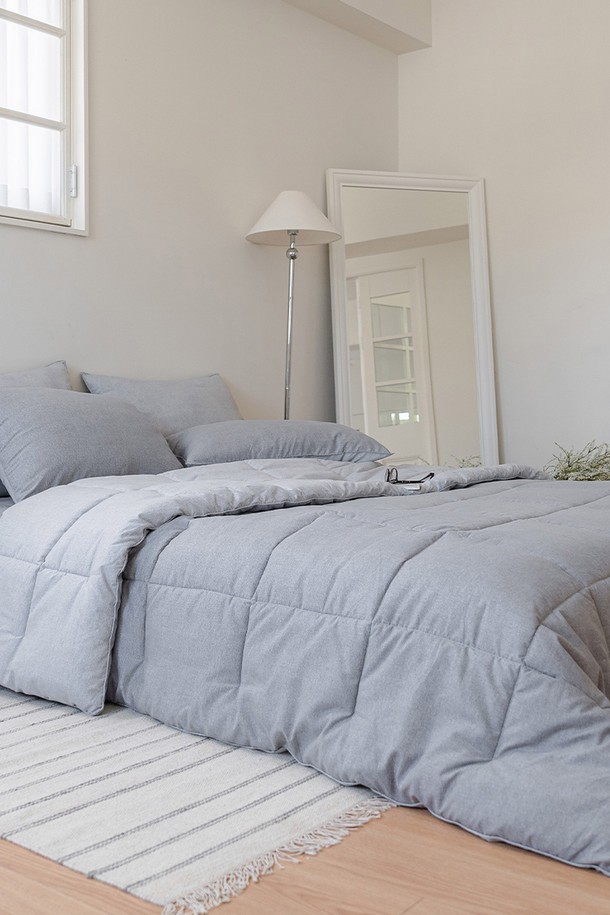 [인터네스트] 라이크 피치 사계차렵이불(Q)은 부드러운 촉감의 폴리에스터 소재로 제작되었으며, 그레이 베이지, 네이비 두 가지 색상으로 제공됩니다. 사각 퀼팅 무늬와 모던, 캐주얼 디자인으로 침실이나 일상에서 편안하게 사용할 수 있습니다. 사계절 내내 덮을 수 있는 중간 두께의 경량 이불로, 항균 기능과 먼지 방지, 고밀도 원단, 마이크로파이버 충전재를 사용하여 보온성과 통기성을 높였습니다. 리버서블 디자인으로 실용성을 더했으며, 퀸(Q) 사이즈로 만나볼 수 있습니다. 이불 1개와 함께 베개커버는 별도 판매합니다.
