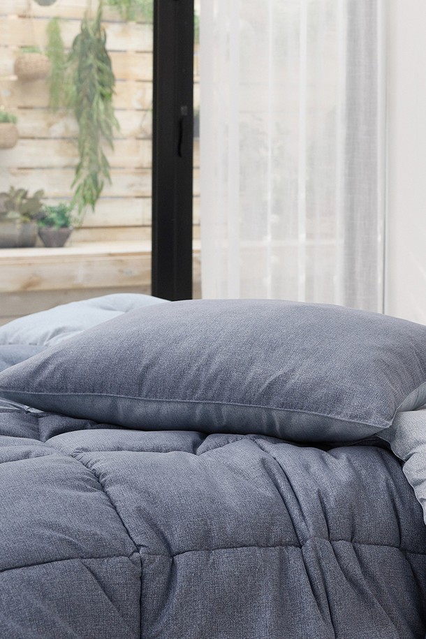 [인터네스트] 라이크 피치 사계차렵이불(Q)은 부드러운 촉감의 마이크로화이버와 폴리에스터 소재로 제작된 퀸(Q) 사이즈 차렵이불입니다. 모던하고 캐주얼한 스타일의 이불로, 사각 박스 킬팅 패턴과 양면 톤온톤 컬러 디자인이 특징입니다. 고밀도 세미피치, 극세사 원단으로 제작되어 보온성과 통기성을 동시에 갖춰 사계절 내내 사용 가능합니다. 위생적이며 양면 사용이 가능하여 실용성을 높였습니다. 이불 1장으로 구성되어 있습니다.
