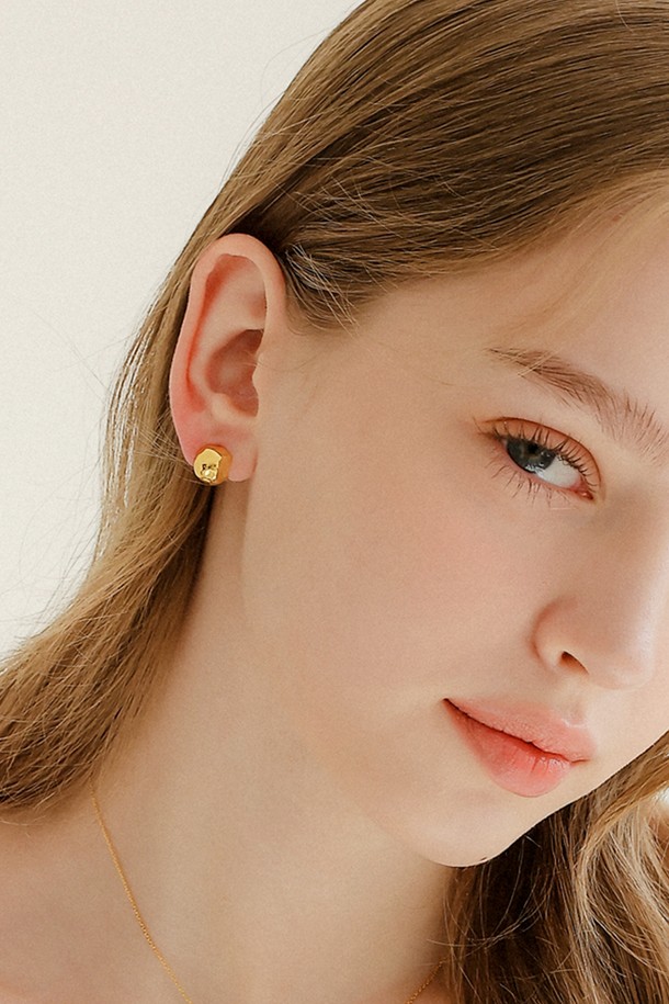 제이로렌 짜글볼 원터치 실버 귀걸이 M03873은 은은한 실버 컬러와 짜글볼 디자인이 돋보이는 여성용 귀걸이입니다. 에폭시 소재로 제작되었으며, 미니멀하고 베이직한 스타일로 일상에서 사계절 내내 착용하기 좋습니다. 원터치 타입으로 간편하게 착용할 수 있습니다.
