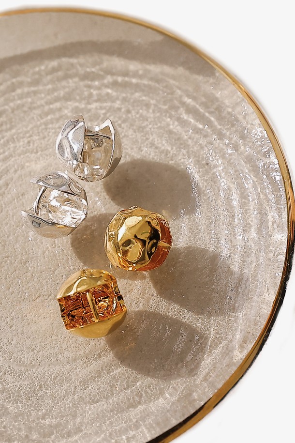 제이로렌 짜글볼 원터치 실버 귀걸이 M03873는 여성스러운 매력을 더해주는 귀걸이입니다. 미니멀하고 베이직한 디자인으로, 데일리룩에 부담 없이 착용하기 좋습니다. 원터치 타입으로 간편하게 착용 가능하며, 짜글볼 디자인이 돋보입니다. 실버와 골드 두 가지 컬러로 출시되어, 스타일에 맞춰 선택할 수 있습니다. 카페룩, 쇼핑룩 등 다양한 TPO에 활용하여 미니멀, 클래식, 캐주얼 스타일을 연출해보세요.
