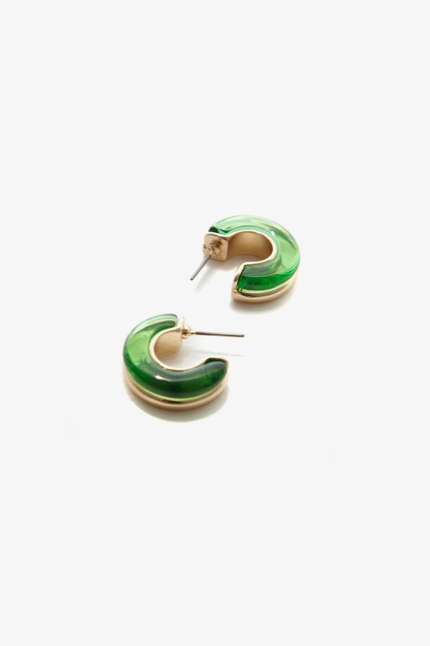 **제이로렌 호마이카 포인트 링 귀걸이 M03905**는 세련된 스타일을 연출하는 여성용 귀걸이입니다. 그린과 골드 컬러의 조화가 돋보이며, 에폭시 소재로 포인트를 주어 독특한 매력을 더합니다. 후프형 디자인에 골드 메탈 베이스가 더해져 미니멀하면서도 클래식한 분위기를 자아냅니다. 데이트룩, 카페룩과 같은 TPO에 적합하며, 미니멀, 클래식, 캐주얼 스타일 모두 소화 가능한 활용도 높은 아이템입니다. 일상에서 세련된 포인트를 더하고 싶은 분들께 추천합니다.
