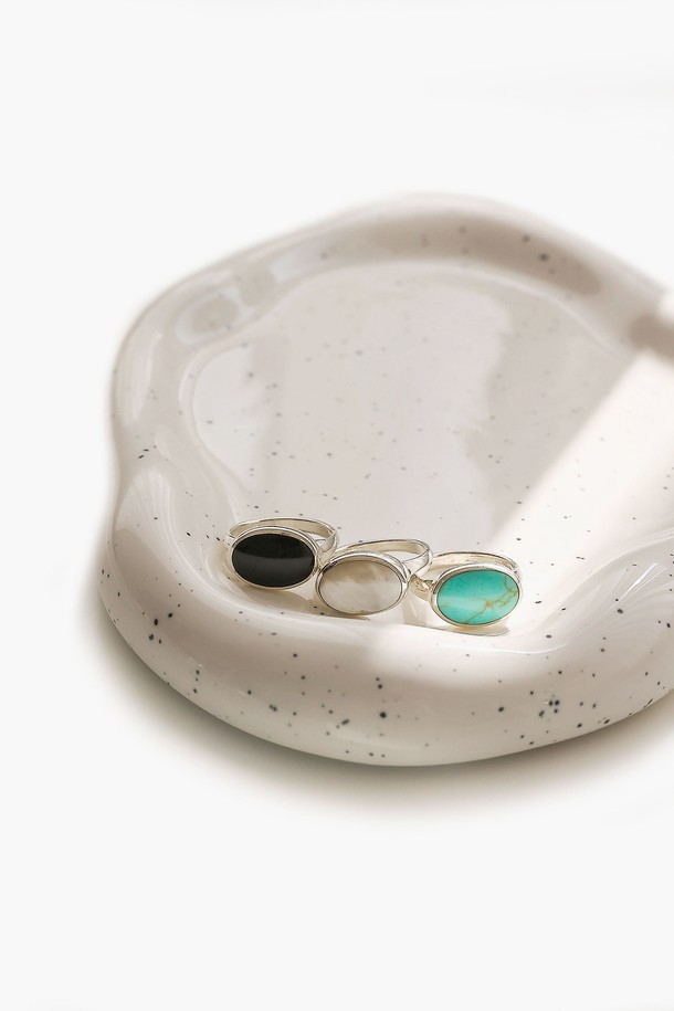 제이로렌 터키석 오닉스 자개 타원 실버 반지는 실버 소재에 천연 터키석, 오닉스, 자개 장식이 어우러진 미니멀 스타일의 반지입니다. 타원형 디자인이 특징이며, 터키석블루와 블랙 컬러의 조화가 돋보입니다. 데일리룩에 포인트로 착용하기 좋고, 믹스앤매치하여 개성있는 스타일을 연출할 수 있습니다.
