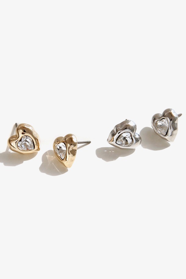 제이로렌 [aube] 멜팅 하트 큐빅 귀걸이 AE013은 여성스러운 매력을 돋보이게 해주는 귀걸이입니다. 골드와 실버 두 가지 컬러로 출시되어, 어떤 스타일에도 잘 어울립니다. 하트 모티브 디자인과 큐빅 장식으로 우아하고 로맨틱한 무드를 연출하며, 데일리룩, 데이트룩, 쇼핑룩 등 다양한 TPO에 활용하기 좋습니다. 심플한 스터드 타입으로 편안하게 착용 가능하며, 미니멀하면서도 세련된 스타일을 완성합니다.
