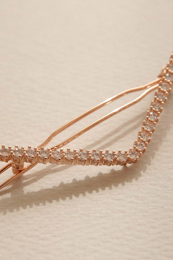 제이로렌 V 큐빅 로즈골드 포인트 헤어핀 H0986은 브라스와 큐빅으로 제작되었으며, 로즈골드 컬러의 엘레강스하고 페미닌한 무드를 연출합니다. V자 디자인에 큐빅과 시폰 리본 장식이 더해져 모던하면서도 클래식한 스타일링이 가능하며, 데일리룩에 포인트를 주어 반업 스타일을 연출하기에 용이합니다. 사계절 내내 착용하기 좋으며, 여성스러운 매력을 한층 더 돋보이게 해줍니다.
