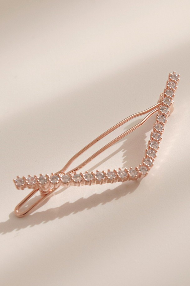 제이로렌 V 큐빅 로즈골드 포인트 헤어핀 H0986은 브라스와 큐빅으로 제작되었으며, 로즈골드 컬러의 엘레강스하고 페미닌한 무드를 연출합니다. V자 디자인에 큐빅과 시폰 리본 장식이 더해져 모던하면서도 클래식한 스타일링이 가능하며, 데일리룩에 포인트를 주어 반업 스타일을 연출하기에 용이합니다. 사계절 내내 착용하기 좋으며, 여성스러운 매력을 한층 더 돋보이게 해줍니다.
