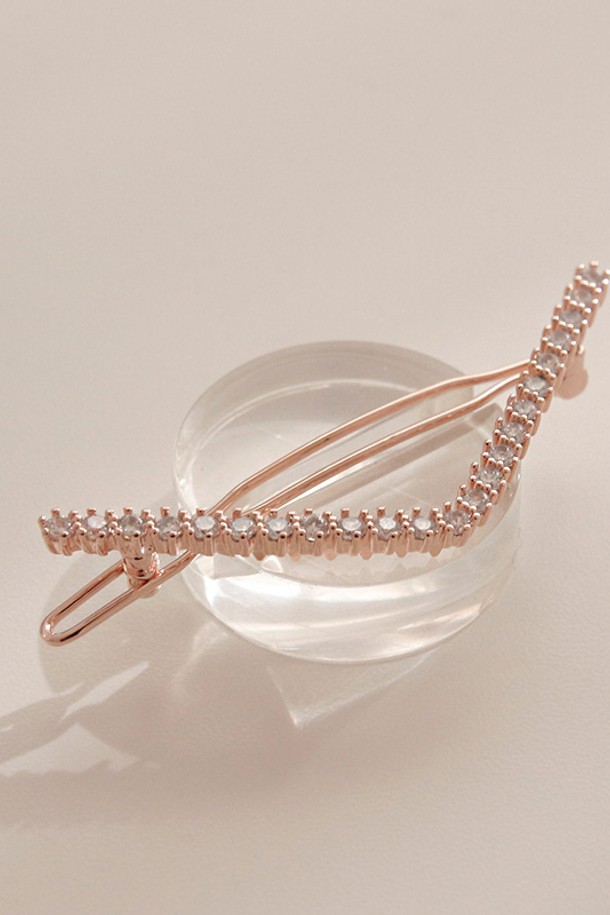 제이로렌 V 큐빅 로즈골드 포인트 헤어핀 H0986은 브라스와 큐빅으로 제작되었으며, 로즈골드 컬러의 엘레강스하고 페미닌한 무드를 연출합니다. V자 디자인에 큐빅과 시폰 리본 장식이 더해져 모던하면서도 클래식한 스타일링이 가능하며, 데일리룩에 포인트를 주어 반업 스타일을 연출하기에 용이합니다. 사계절 내내 착용하기 좋으며, 여성스러운 매력을 한층 더 돋보이게 해줍니다.
