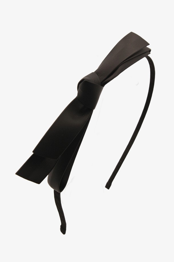 제이로렌 레더 리본 헤어밴드 H0963은 클래식하고 엘레강스한 무드를 연출하는 여성용 패션 헤어밴드입니다. 블랙 컬러의 가죽 소재에 리본 장식이 더해졌으며, 사이즈 조절 기능이 있어 편리하게 착용할 수 있습니다. 알레르기를 최소화 처리한 무니켈 도금과 실버 92.5% 함유로 제작되어 사계절 내내 안심하고 착용할 수 있습니다.
