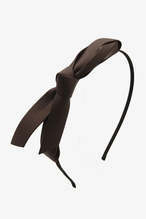 제이로렌 레더 리본 헤어밴드 H0963은 브라운 색상의 가죽 소재로 제작되었으며, 사계절 내내 일상에서 착용하기 좋은 여성용 헤어밴드입니다. 심플한 디자인에 레더 소재 리본 장식이 포인트로, 사이즈 조절 기능까지 갖추어 편안하게 착용할 수 있습니다. 무지 패턴으로 어떤 스타일에도 잘 어울립니다.
