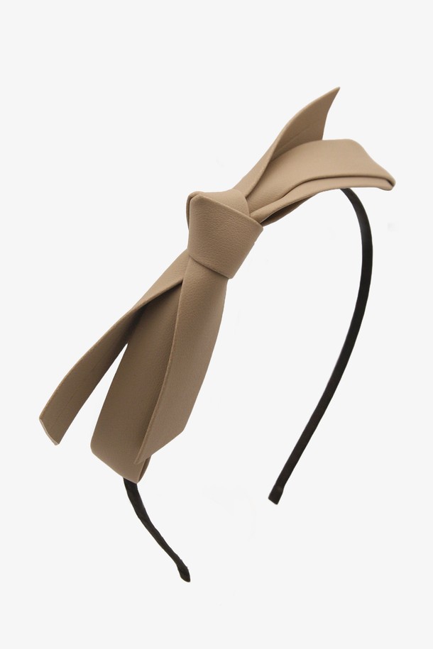 제이로렌 레더 리본 헤어밴드 H0963은 베이지 색상의 가죽 및 합성 가죽 소재로 제작되었으며, 심플한 디자인에 리본 디테일이 돋보이는 여성용 헤어밴드입니다. 무지 패턴으로 일상에서 데일리로 착용하기 좋고, 사이즈 조절 기능이 있어 편리합니다. 사계절 내내 착용 가능한 패션 소품입니다.
