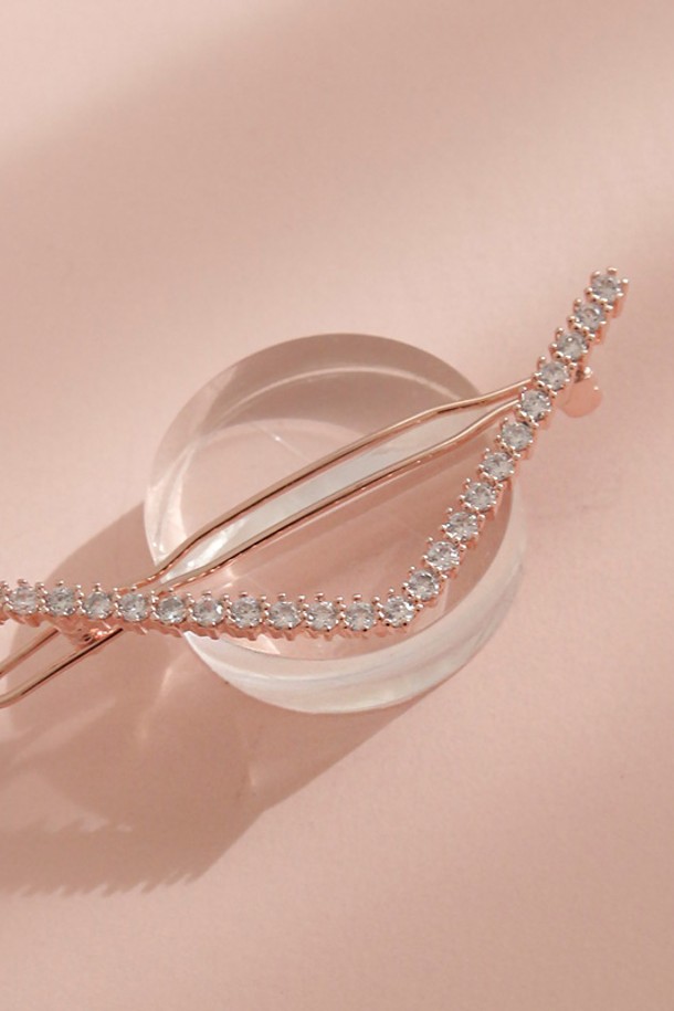 제이로렌 V 큐빅 로즈골드 포인트 헤어핀 H0986은 브라스와 큐빅으로 제작되었으며, 로즈골드 컬러의 엘레강스하고 페미닌한 무드를 연출합니다. V자 디자인에 큐빅과 시폰 리본 장식이 더해져 모던하면서도 클래식한 스타일링이 가능하며, 데일리룩에 포인트를 주어 반업 스타일을 연출하기에 용이합니다. 사계절 내내 착용하기 좋으며, 여성스러운 매력을 한층 더 돋보이게 해줍니다.
