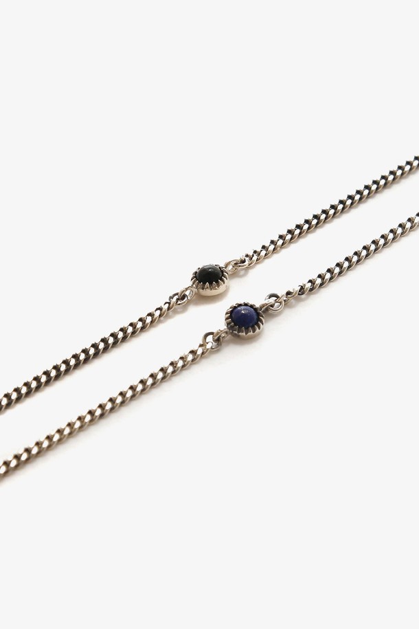 제이로렌 오닉스 라피스라줄리 천연석 실버 엔틱팔찌 B0976은 블랙 오닉스와 블루 라피스라줄리 천연석으로 디자인된 엔틱 스타일의 체인형 팔찌입니다. 실버 소재로 제작되었으며, 쥬얼리 팔찌 카테고리에서 만나볼 수 있습니다. 독특한 디자인으로 당신의 스타일을 완성해보세요.
