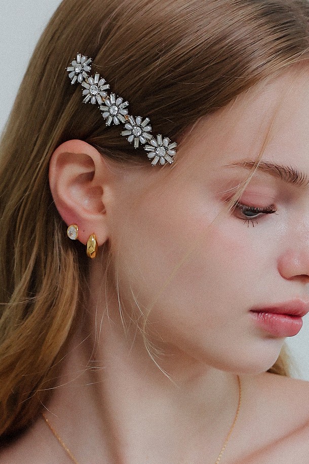 앤틱 진주 큐빅 플라워 자동 헤어핀 H01064는 여성스러운 스타일을 완성하는 헤어 액세서리입니다. 실버 컬러의 브라스 소재에 앤틱 플레이팅 처리를 더해 고급스러운 분위기를 자아냅니다. 진주, 큐빅, 플라워 디자인이 조화롭게 어우러져 엘레강스한 무드를 선사합니다. 8.2cm x 1.6cm 사이즈로, 데이트룩, 모임룩, 파티룩 등 다양한 TPO에 활용하기 좋으며, 클래식, 로맨틱, 미니멀 스타일을 즐겨 입는 분들께 추천합니다. 자동 헤어핀 타입으로 간편하게 착용 가능하며, 10.9g의 가벼운 무게로 편안한 착용감을 제공합니다.
