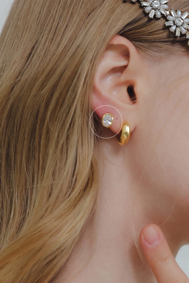 큐빅 빈스 실버 원터치 귀걸이 M03872는 여성스러운 매력을 더해줄 실버925 소재의 귀걸이입니다. 미니멀하고 베이직한 스타일로, 큐빅 장식이 은은하게 빛나 데이트룩, 카페룩, 모임룩 등 다양한 TPO에 잘 어울립니다. 0.6cm x 0.9cm의 아담한 사이즈에 원터치 방식으로 착용이 간편하며, 산화 방지, 내구성, 저자극성으로 제작되어 안심하고 착용할 수 있습니다. 부드러운 광택이 돋보이는 큐빅 빈스 귀걸이는 클래식, 캐주얼 스타일에도 포인트를 더해줍니다.
