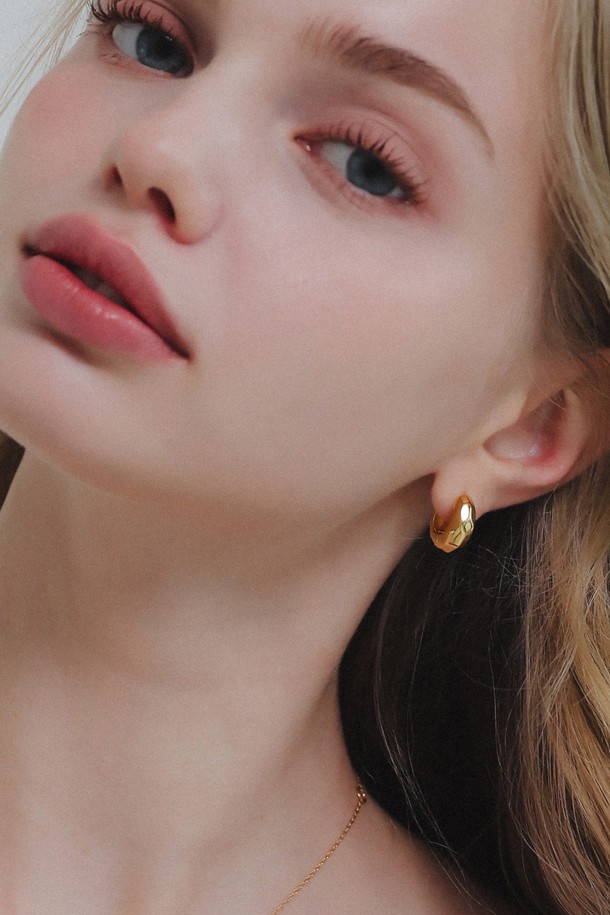 볼드 해머 텍스처 원터치 실버 귀걸이는 섬세한 해머링 텍스처가 돋보이는 실버(은색) 귀걸이입니다. 미니멀하고 베이직한 스타일로, 일상에서 착용하기 좋습니다. 원터치 방식으로 간편하게 착용할 수 있으며, M 사이즈로 제작되었습니다. 여성스러운 무드를 더하는 디자인으로, 다양한 스타일에 매치하기 용이합니다. 에폭시 소재를 사용하여 내구성을 높였습니다.
