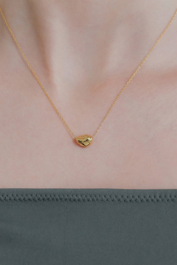 "스톤 펜던트 실버 체인 목걸이 N01154"는 여성 고객을 위한 미니멀하고 베이직한 스타일의 목걸이입니다. 데이트룩과 모임룩에 잘 어울리며, 실버 체인과 스톤 장식이 조화롭게 어우러져 세련된 포인트를 더합니다. 에폭시 소재의 펜던트가 섬세하게 디자인되었으며, 클립형 잠금 방식으로 착용이 간편합니다. 미니멀, 클래식, 캐주얼 등 다양한 스타일 연출에 활용하기 좋습니다. 일상에서 은은하게 빛나는 실버 목걸이로 여성스러운 매력을 돋보이게 해보세요.
