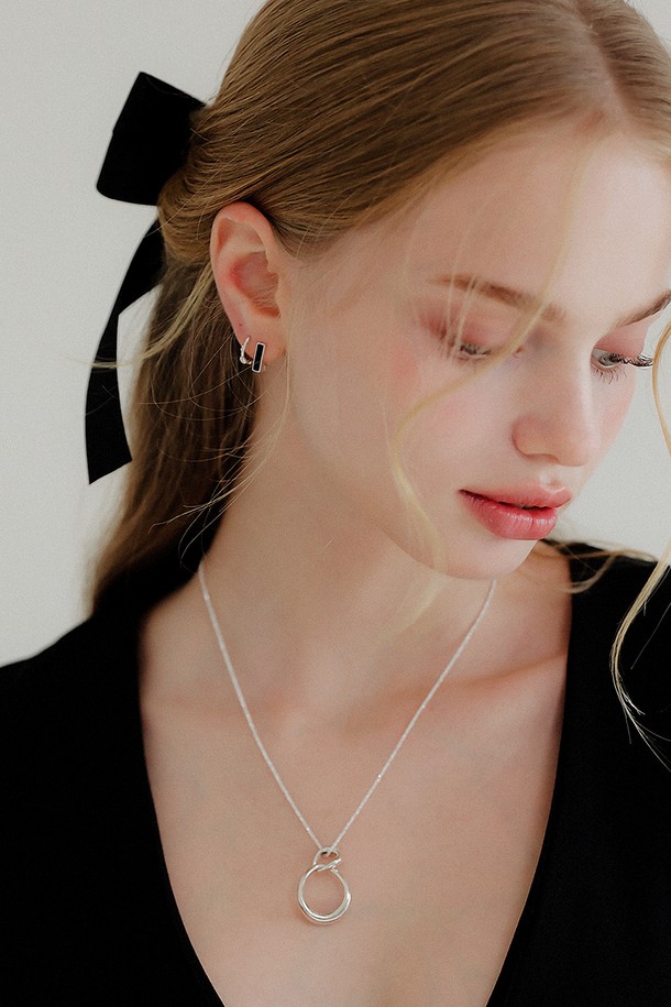 세련된 무드를 연출하는 언발란스 인터라킹 실버링 목걸이입니다. 실버925 소재에 하이포알러제닉 도금을 더해 알러지 걱정 없이 착용 가능하며, 미니멀하고 모던한 스타일을 선호하는 여성분들께 추천합니다. 언밸런스 디자인과 인터라킹 디테일이 세련된 포인트를 더하며, 데이트룩, 카페룩 등 다양한 TPO에 잘 어울립니다. 사계절 내내 활용 가능한 데일리 아이템으로, 자연스러운 디자인이 돋보이며, 수집하는 즐거움을 선사하는 주얼리입니다.
