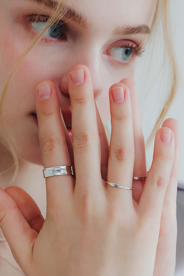 슬림 은바 데일리 기본 실버반지 R0676은 여성스러운 매력을 더하는 미니멀한 디자인의 실버 반지입니다. 순은 92.5% 소재로 제작되어 변색 방지를 위한 산화 방지 처리가 되었으며, 은은한 광택을 자랑합니다. 내추럴, 미니멀 스타일을 선호하는 분들께 적합하며, 데이트룩, 카페룩, 쇼핑룩 등 다양한 TPO에 매치하기 좋습니다. 11호, 13호, 15호 사이즈 선택이 가능하며, 무게는 약 0.68g입니다. 고급 패키지 옵션으로 선물용으로도 좋습니다.
