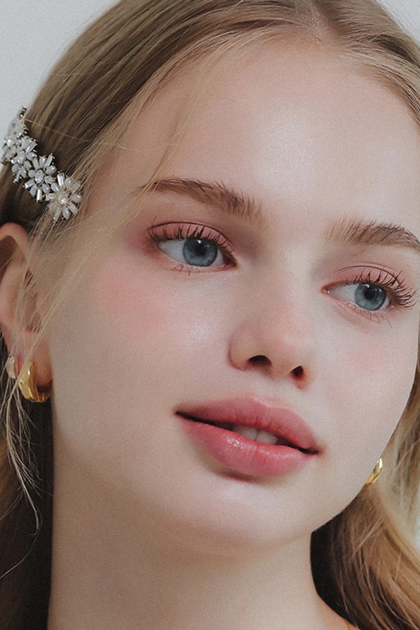 앤틱 진주 큐빅 플라워 자동 헤어핀 H01064는 여성스러운 스타일을 완성하는 헤어 액세서리입니다. 실버 컬러의 브라스 소재에 앤틱 플레이팅 처리를 더해 고급스러운 분위기를 자아냅니다. 진주, 큐빅, 플라워 디자인이 조화롭게 어우러져 엘레강스한 무드를 선사합니다. 8.2cm x 1.6cm 사이즈로, 데이트룩, 모임룩, 파티룩 등 다양한 TPO에 활용하기 좋으며, 클래식, 로맨틱, 미니멀 스타일을 즐겨 입는 분들께 추천합니다. 자동 헤어핀 타입으로 간편하게 착용 가능하며, 10.9g의 가벼운 무게로 편안한 착용감을 제공합니다.
