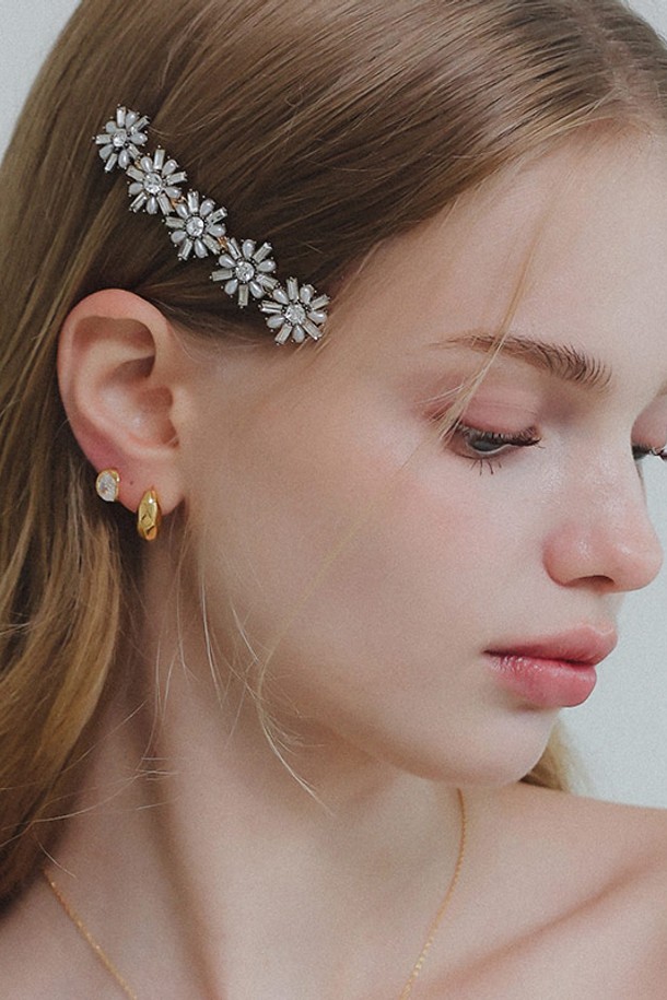 큐빅 빈스 실버 원터치 귀걸이 M03872는 여성스러운 매력을 더해줄 실버925 소재의 귀걸이입니다. 미니멀하고 베이직한 스타일로, 큐빅 장식이 은은하게 빛나 데이트룩, 카페룩, 모임룩 등 다양한 TPO에 잘 어울립니다. 0.6cm x 0.9cm의 아담한 사이즈에 원터치 방식으로 착용이 간편하며, 산화 방지, 내구성, 저자극성으로 제작되어 안심하고 착용할 수 있습니다. 부드러운 광택이 돋보이는 큐빅 빈스 귀걸이는 클래식, 캐주얼 스타일에도 포인트를 더해줍니다.
