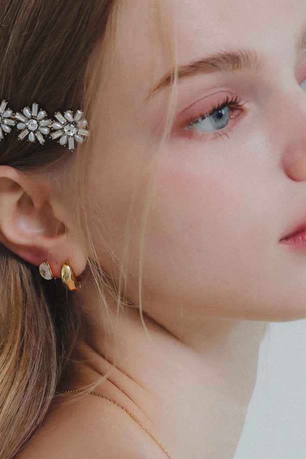 볼드 해머 텍스처 원터치 실버 귀걸이 M03914는 여성스러운 분위기를 더해주는 귀걸이입니다. 스털링 실버925 소재로 제작되어 항균 및 항알러지 기능으로 안심하고 착용할 수 있으며, 1.6cm x 1.6cm 크기로 데이트룩, 카페룩, 모임룩 등 다양한 TPO에 잘 어울립니다. 미니멀하고 내추럴한 스타일에 해머링 텍스처 디자인이 더해져 시크하면서도 세련된 포인트를 줍니다. 원터치 타입으로 간편하게 착용 가능하며, 하이포알러제닉 코팅 처리되었지만, 향수, 땀, 물, 온도 변화에 변색될 수 있고 은의 특성상 휘어질 수 있습니다. 일반 패키지, 프리미엄 패키지, 선물 포장 옵션을 선택할 수 있습니다.
