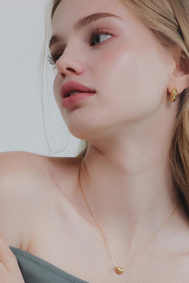 스톤 펜던트 실버 체인 목걸이 N01154는 여성스러운 매력을 더해주는 목걸이입니다. 미니멀하고 베이직한 스타일로, 쇼핑룩이나 카페룩 등 다양한 TPO에 활용하기 좋습니다. 실버 체인에 스톤 펜던트가 더해져 심플하면서도 세련된 디자인을 연출합니다. 사계절 내내 데일리 아이템으로 활용하기 좋으며, 금속 소재로 제작되었습니다.
