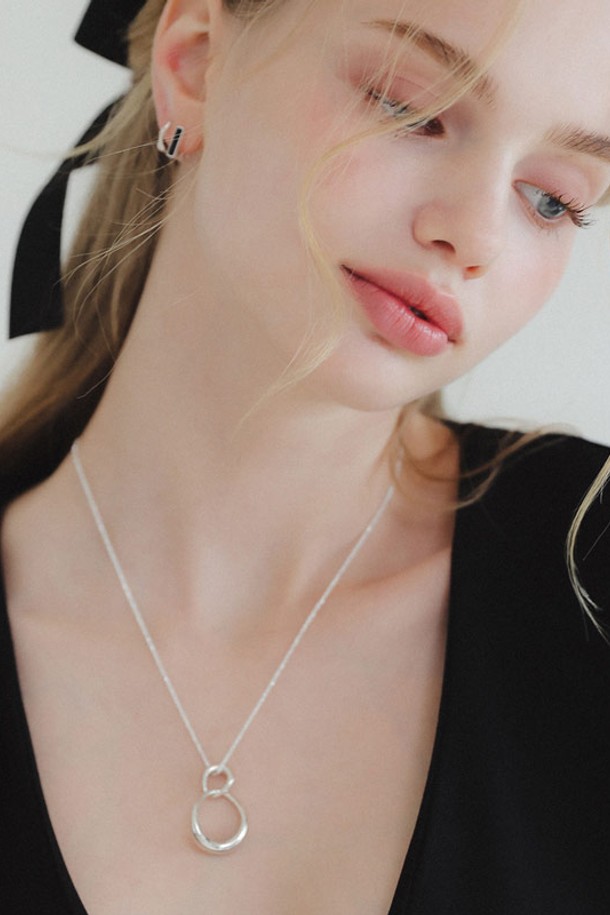 세련된 무드를 연출하는 언발란스 인터라킹 실버링 목걸이입니다. 실버925 소재에 하이포알러제닉 도금을 더해 알러지 걱정 없이 착용 가능하며, 미니멀하고 모던한 스타일을 선호하는 여성분들께 추천합니다. 언밸런스 디자인과 인터라킹 디테일이 세련된 포인트를 더하며, 데이트룩, 카페룩 등 다양한 TPO에 잘 어울립니다. 사계절 내내 활용 가능한 데일리 아이템으로, 자연스러운 디자인이 돋보이며, 수집하는 즐거움을 선사하는 주얼리입니다.
