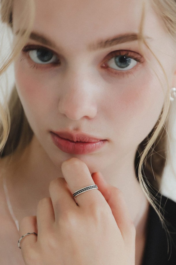 도트 유화 실버 오픈 반지 R0679는 여성스러운 매력을 더하는 실버925 소재의 오픈형 반지입니다. 앤틱 올드 도금 마감과 유화 디자인의 도트 무늬가 돋보이며, 내추럴하면서도 미니멀한 스타일을 연출합니다. 사이즈 조절이 가능하며, 항균 및 산화 방지 기능과 하이포알러제닉 특성으로 안심하고 착용할 수 있습니다. 쇼핑룩, 카페룩 등 다양한 TPO에 매치하여 미니멀, 클래식, 캐주얼한 스타일을 완성해보세요.
