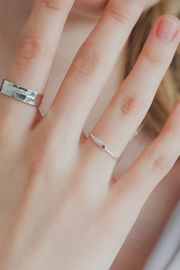 슬림 은바 데일리 기본 실버반지 R0676은 여성스러운 매력을 더하는 미니멀한 디자인의 실버 반지입니다. 순은 92.5% 소재로 제작되어 변색 방지를 위한 산화 방지 처리가 되었으며, 은은한 광택을 자랑합니다. 내추럴, 미니멀 스타일을 선호하는 분들께 적합하며, 데이트룩, 카페룩, 쇼핑룩 등 다양한 TPO에 매치하기 좋습니다. 11호, 13호, 15호 사이즈 선택이 가능하며, 무게는 약 0.68g입니다. 고급 패키지 옵션으로 선물용으로도 좋습니다.
