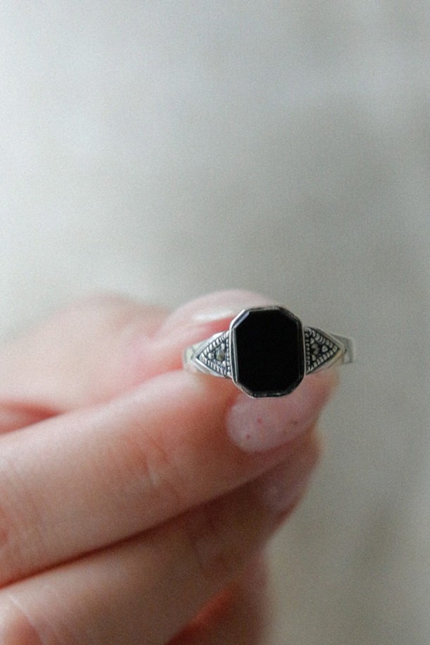 오닉스 육각 실버 원석 반지 Br0330은 실버925, 오닉스, 마카사이트 소재로 제작된 공용 반지입니다. 블랙과 실버 컬러의 조화가 돋보이며, 육각 디자인과 모던한 스타일이 특징입니다. 데일리 아이템으로 미니멀한 무드를 연출하며 다양한 스타일에 매치하여 착용할 수 있습니다.
