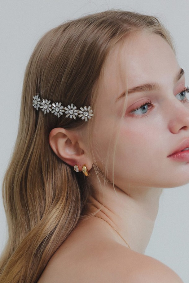 앤틱 진주 큐빅 플라워 자동 헤어핀 H01064는 여성스러운 스타일을 완성하는 헤어 액세서리입니다. 실버 컬러의 브라스 소재에 앤틱 플레이팅 처리를 더해 고급스러운 분위기를 자아냅니다. 진주, 큐빅, 플라워 디자인이 조화롭게 어우러져 엘레강스한 무드를 선사합니다. 8.2cm x 1.6cm 사이즈로, 데이트룩, 모임룩, 파티룩 등 다양한 TPO에 활용하기 좋으며, 클래식, 로맨틱, 미니멀 스타일을 즐겨 입는 분들께 추천합니다. 자동 헤어핀 타입으로 간편하게 착용 가능하며, 10.9g의 가벼운 무게로 편안한 착용감을 제공합니다.
