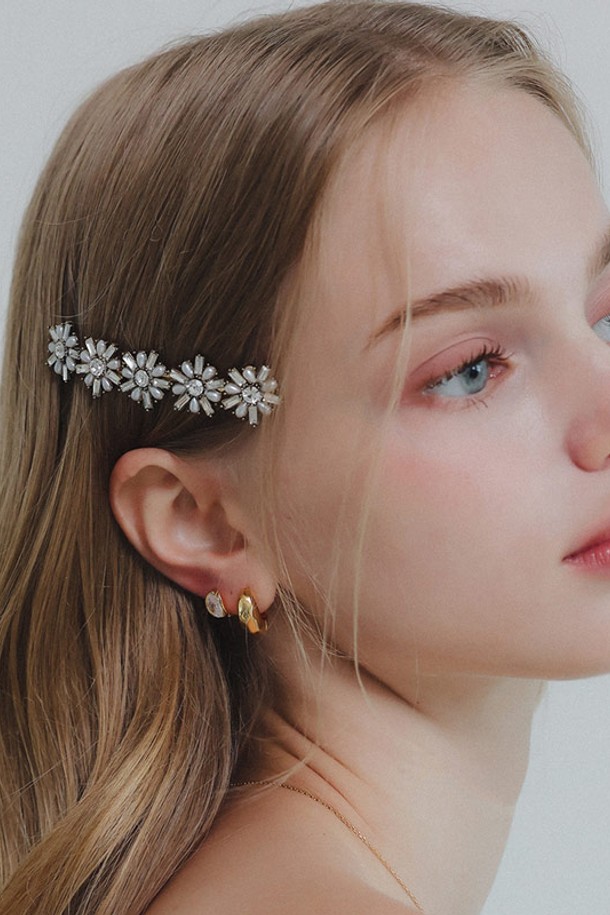 큐빅 빈스 실버 원터치 귀걸이 M03872는 여성스러운 매력을 더해주는 쥬얼리입니다. 미니멀하고 베이직한 스타일로, 데이트룩, 카페룩, 모임룩 등 다양한 TPO에 활용하기 좋습니다. 실버925 (순은 92.5% 함유) 소재로 제작되어 알러지 걱정 없이 착용 가능하며, 큐빅 장식이 은은하게 빛나 세련된 분위기를 연출합니다. 원터치 방식으로 간편하게 착용할 수 있으며, 자연스러운 디자인으로 데일리 아이템으로 적합합니다. 향수, 땀, 물, 온도 변화에 의한 변색 가능성이 있으니, 관리에 유의하여 오래도록 수집 가능한 주얼리로 즐겨보세요.
