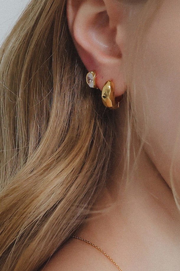 볼드 해머 텍스처 원터치 실버 귀걸이는 섬세한 해머링 텍스처가 돋보이는 실버(은색) 귀걸이입니다. 미니멀하고 베이직한 스타일로, 일상에서 착용하기 좋습니다. 원터치 방식으로 간편하게 착용할 수 있으며, M 사이즈로 제작되었습니다. 여성스러운 무드를 더하는 디자인으로, 다양한 스타일에 매치하기 용이합니다. 에폭시 소재를 사용하여 내구성을 높였습니다.
