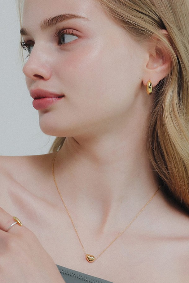 "스톤 펜던트 실버 체인 목걸이 N01154"는 여성 고객을 위한 미니멀하고 베이직한 스타일의 목걸이입니다. 데이트룩과 모임룩에 잘 어울리며, 실버 체인과 스톤 장식이 조화롭게 어우러져 세련된 포인트를 더합니다. 에폭시 소재의 펜던트가 섬세하게 디자인되었으며, 클립형 잠금 방식으로 착용이 간편합니다. 미니멀, 클래식, 캐주얼 등 다양한 스타일 연출에 활용하기 좋습니다. 일상에서 은은하게 빛나는 실버 목걸이로 여성스러운 매력을 돋보이게 해보세요.
