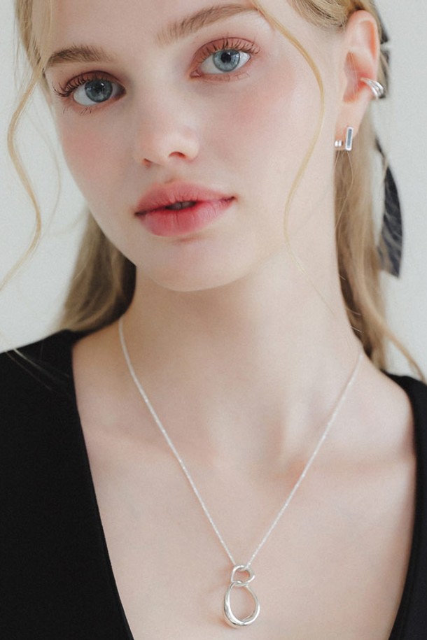 세련된 무드를 연출하는 언발란스 인터라킹 실버링 목걸이입니다. 실버925 소재에 하이포알러제닉 도금을 더해 알러지 걱정 없이 착용 가능하며, 미니멀하고 모던한 스타일을 선호하는 여성분들께 추천합니다. 언밸런스 디자인과 인터라킹 디테일이 세련된 포인트를 더하며, 데이트룩, 카페룩 등 다양한 TPO에 잘 어울립니다. 사계절 내내 활용 가능한 데일리 아이템으로, 자연스러운 디자인이 돋보이며, 수집하는 즐거움을 선사하는 주얼리입니다.
