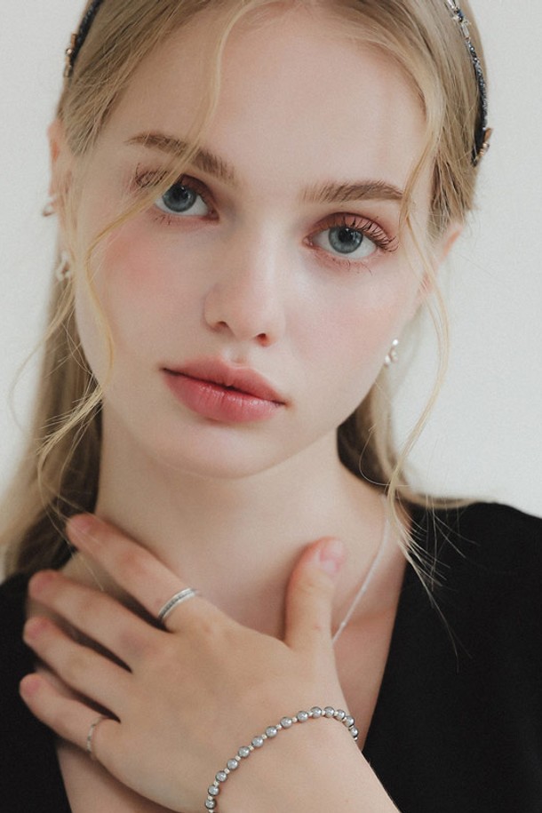 도트 유화 실버 오픈 반지 R0679는 여성스러운 매력을 더하는 실버925 소재의 오픈형 반지입니다. 앤틱 올드 도금 마감과 유화 디자인의 도트 무늬가 돋보이며, 내추럴하면서도 미니멀한 스타일을 연출합니다. 사이즈 조절이 가능하며, 항균 및 산화 방지 기능과 하이포알러제닉 특성으로 안심하고 착용할 수 있습니다. 쇼핑룩, 카페룩 등 다양한 TPO에 매치하여 미니멀, 클래식, 캐주얼한 스타일을 완성해보세요.
