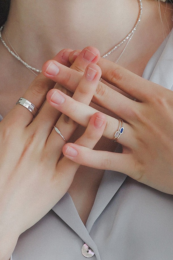 슬림 은바 데일리 기본 실버반지 R0676은 여성스러운 매력을 더하는 미니멀한 디자인의 실버 반지입니다. 순은 92.5% 소재로 제작되어 변색 방지를 위한 산화 방지 처리가 되었으며, 은은한 광택을 자랑합니다. 내추럴, 미니멀 스타일을 선호하는 분들께 적합하며, 데이트룩, 카페룩, 쇼핑룩 등 다양한 TPO에 매치하기 좋습니다. 11호, 13호, 15호 사이즈 선택이 가능하며, 무게는 약 0.68g입니다. 고급 패키지 옵션으로 선물용으로도 좋습니다.
