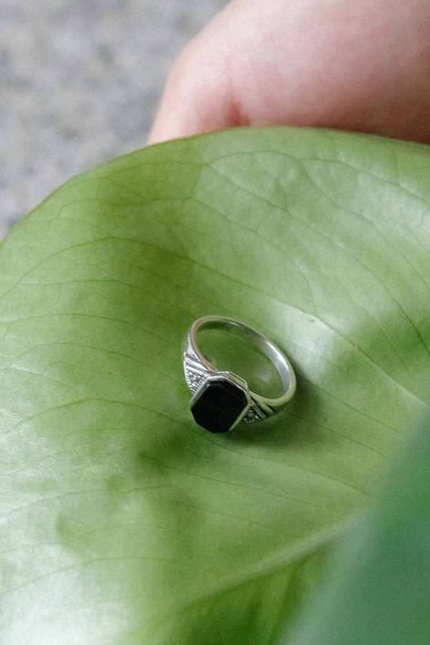 오닉스 육각 실버 원석 반지 Br0330은 실버925, 오닉스, 마카사이트 소재로 제작된 공용 반지입니다. 블랙과 실버 컬러의 조화가 돋보이며, 육각 디자인과 모던한 스타일이 특징입니다. 데일리 아이템으로 미니멀한 무드를 연출하며 다양한 스타일에 매치하여 착용할 수 있습니다.
