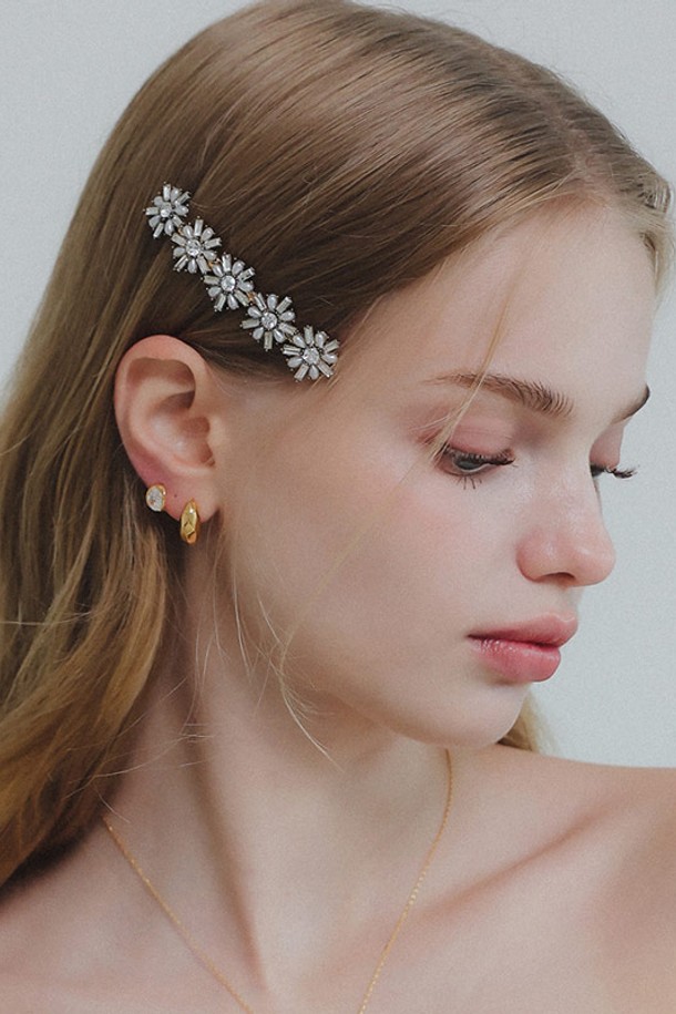 앤틱 진주 큐빅 플라워 자동 헤어핀 H01064는 여성스러운 스타일을 완성하는 헤어 액세서리입니다. 실버 컬러의 브라스 소재에 앤틱 플레이팅 처리를 더해 고급스러운 분위기를 자아냅니다. 진주, 큐빅, 플라워 디자인이 조화롭게 어우러져 엘레강스한 무드를 선사합니다. 8.2cm x 1.6cm 사이즈로, 데이트룩, 모임룩, 파티룩 등 다양한 TPO에 활용하기 좋으며, 클래식, 로맨틱, 미니멀 스타일을 즐겨 입는 분들께 추천합니다. 자동 헤어핀 타입으로 간편하게 착용 가능하며, 10.9g의 가벼운 무게로 편안한 착용감을 제공합니다.
